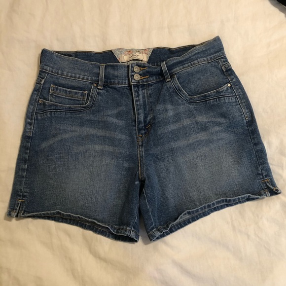 Levi’s Mom Jean Style Shorts - Picture 1 of 5